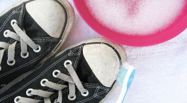 كيفية تنظيف حذاء الكونفرس Convers في البيت حتى يبدو جديدا .